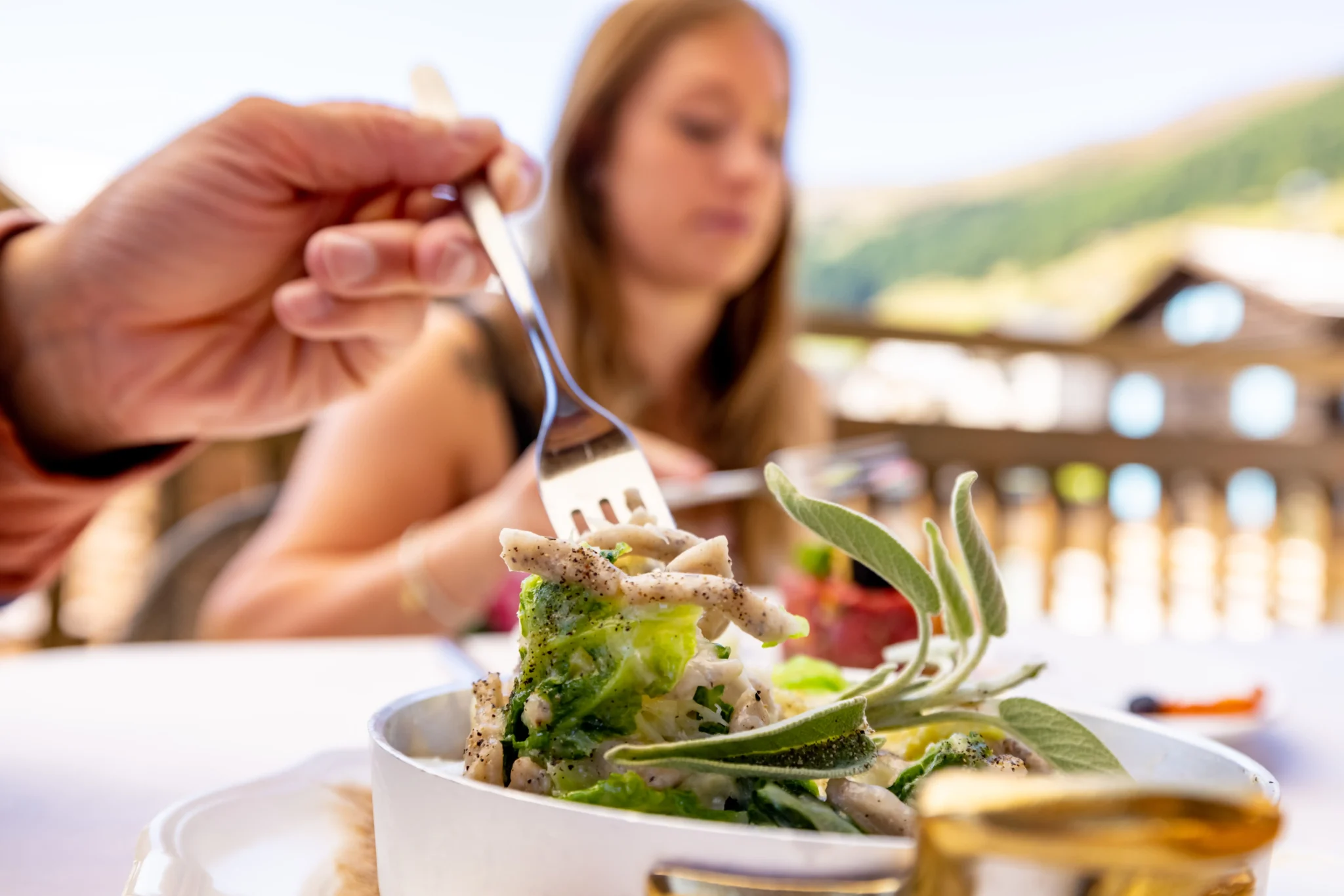Piatto di insalata fresca gustato in terrazza a Livigno con vista sulle montagne